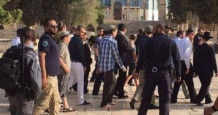 Scores of settlers defile Aqsa Mosque in O. Jerusalem