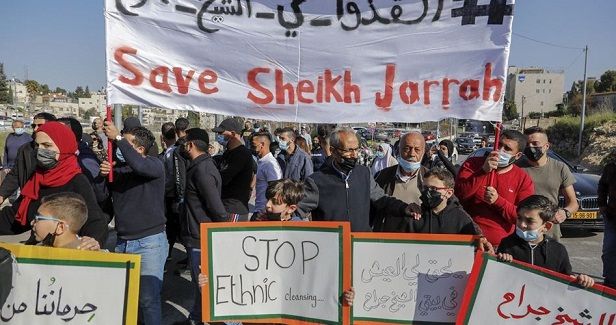 Settlers storm Sheikh Jarrah, threaten to displace families
