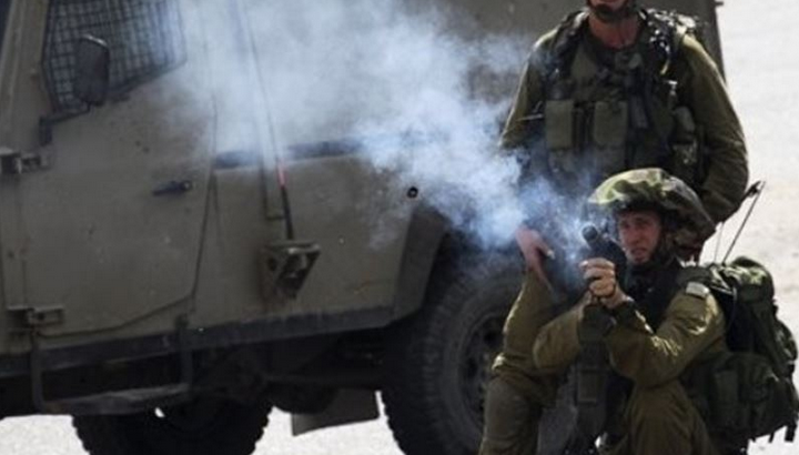 IOF teargases, assaults citizens in J’lem and al-Khalil