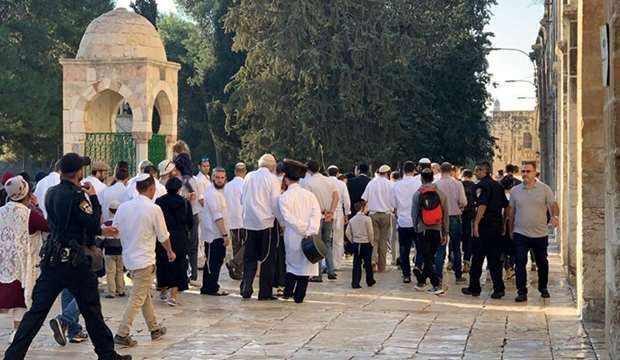 Dozens of settlers, police forces defile Aqsa Mosque