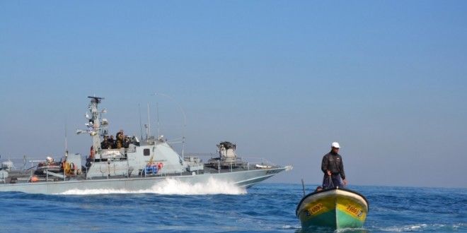 Israeli navy targets Gaza fishermen offshore Gaza, injures one
