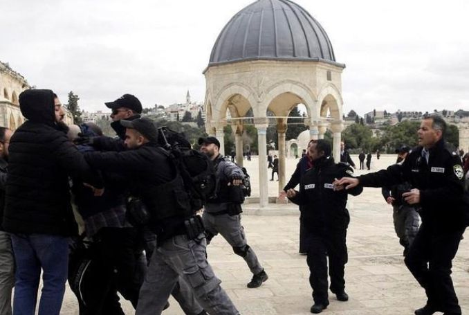 Israel Bans 7 Jerusalemites from Entering Al-Aqsa Mosque