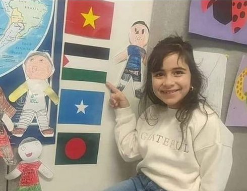 A child, Yasmine Mashenish, imposes on her school in Australia the placement of the flag of Palestine