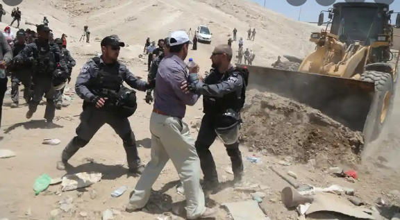 Publicizing the demolition of Khan al-Ahmar
