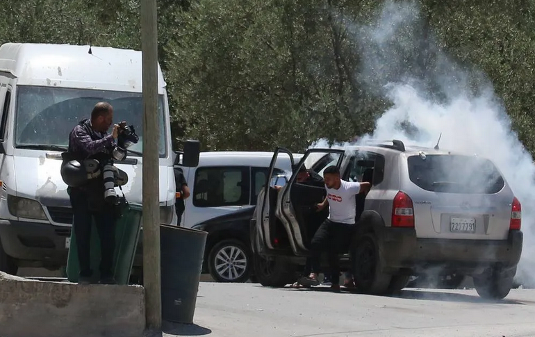 Israeli forces injure Palestinians with bullets, tear gas in Nablus raid