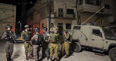IOF raids homes, kidnaps Palestinians in W. Bank