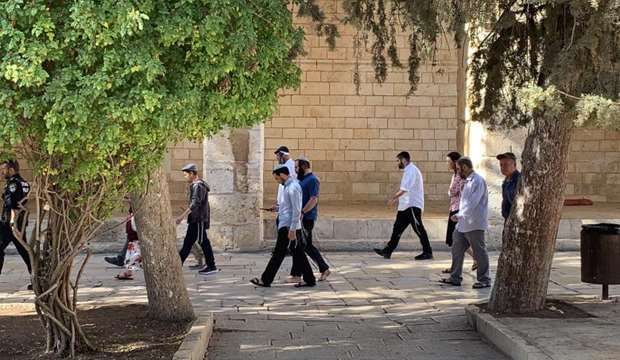 Scores of settlers defile Aqsa Mosque