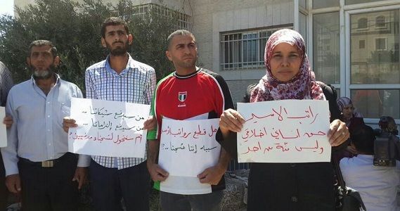 Palestinian ex-prisoners rally over arbitrary salary suspension
