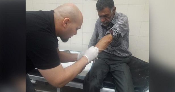 Israeli settlers assault, injure Palestinian man