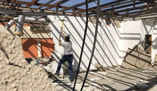 IOA forces Jerusalemite to raze part of his home in Silwan
