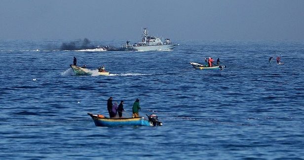 Israeli war boats target Palestinian fishermen