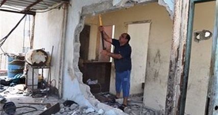 IOA forces Jerusalemite to raze 4th floor of his house in Old City
