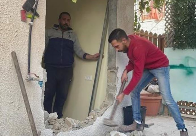 IOA forces Jerusalemite to raze his own house