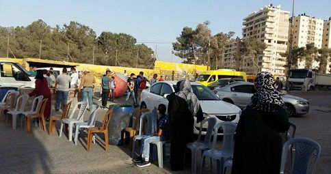 Youths and mothers of prisoners close Ramallah entrances