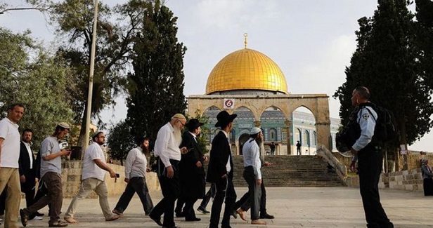 New groups of Jewish settlers storm Al-Aqsa Mosque