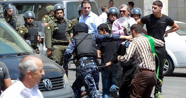 PA security arrests citizens for carrying Hamas flags