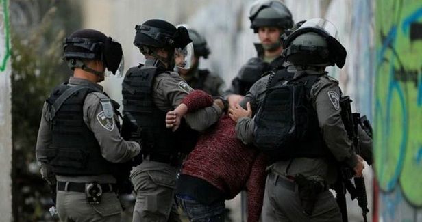 IOF assaults child during his walk to school in al-Khalil