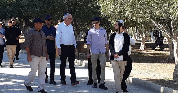 Israeli police allow settlers to defile Aqsa Mosque