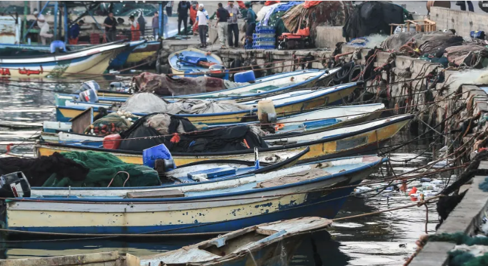 Israel navy confiscates destroy Gaza fishing boat
