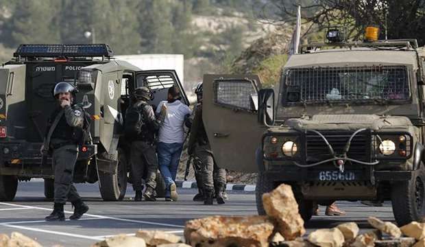 IOF kidnaps three Palestinians in W. Bank
