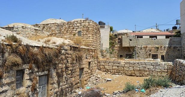IOF steals ancient Arab stones from Beit Ummar town