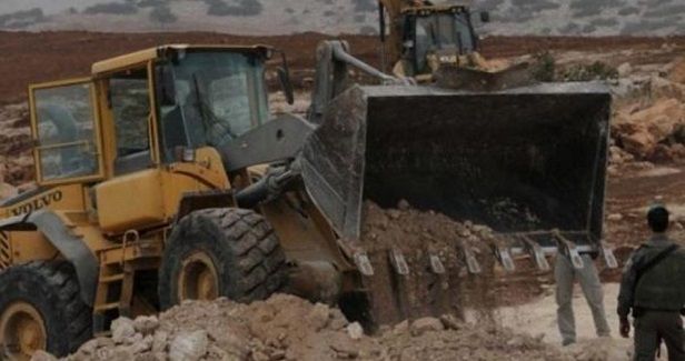 Israeli forces obstruct works to open road in Dura