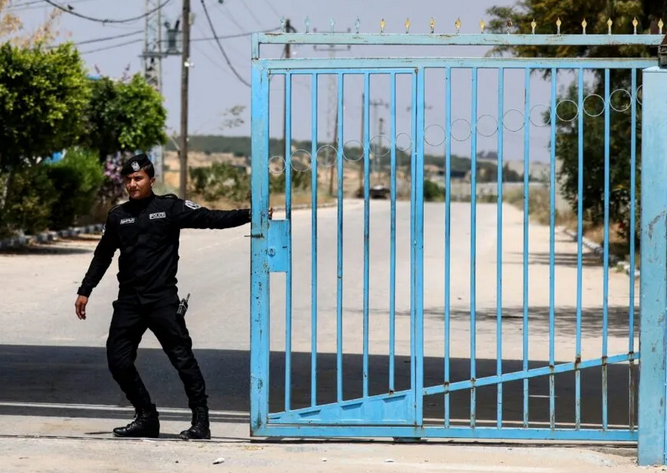 Israel extends Gaza closure for another day