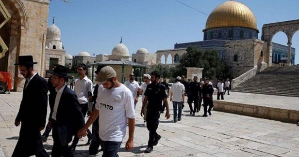 Hundreds of settlers storm Aqsa under police protection