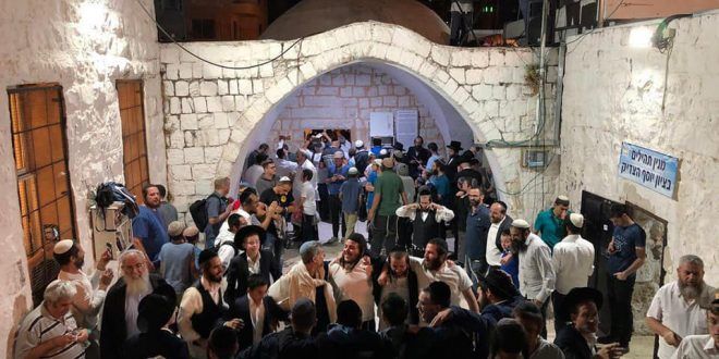 Nablus: 1,200 settlers break into Joseph�s Tomb historical site
