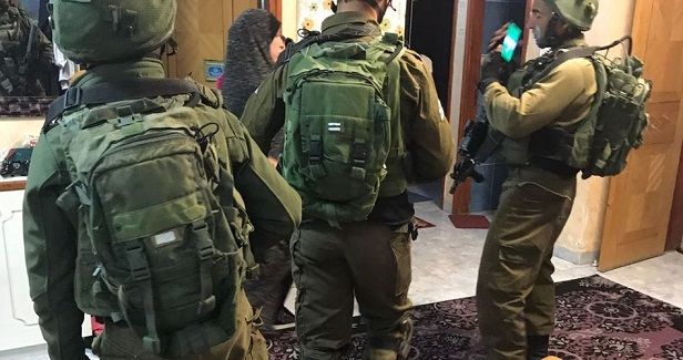 IOF closes Barta�a al-Sharqiya town, raids its homes at dawn