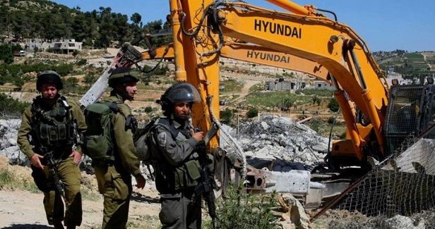 Israeli bulldozers raze wall in Hizma town