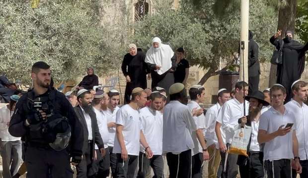 Over 330 settlers defile Aqsa Mosque