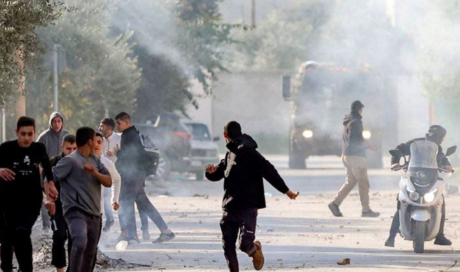 10 Palestinians arrested, dozens injured in IOF raids in West Bank