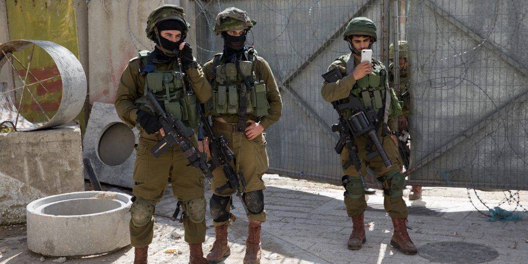 Israeli army bars anti-occupation group from entering Jewish settlements in Hebron