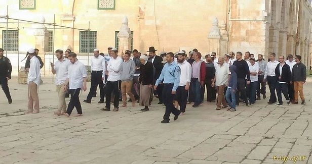 Hordes of Israeli settlers defile al-Aqsa Mosque