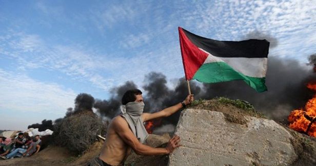 IOF removes Palestinian flags south of Nablus