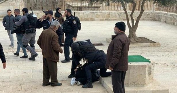 Israeli police arrest girl, 4 young men at Aqsa Mosque