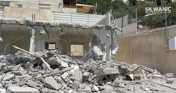IOA displaces Jerusalemite family after forcing it to raze home