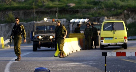 IOF kidnaps three citizens at roadblock northeast of Bethlehem