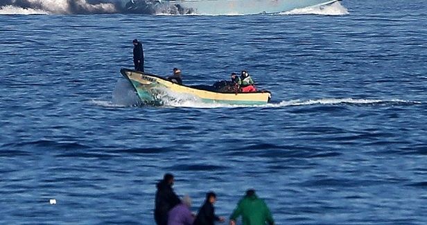 Israeli gunboats open fire at Palestinian fishermen off Gaza shores