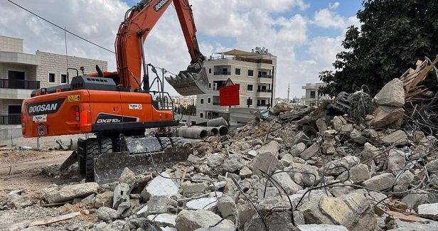 IOA forces Jerusalemite to raze his stores in Beit Hanina
