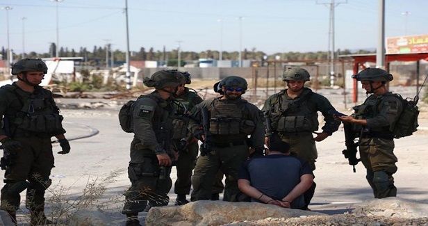 Three Palestinians injured, kidnaped by IOF in southern Bethlehem