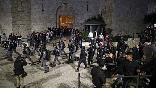 Two Jerusalemites injured in renewed police attack in Bab al-Amud