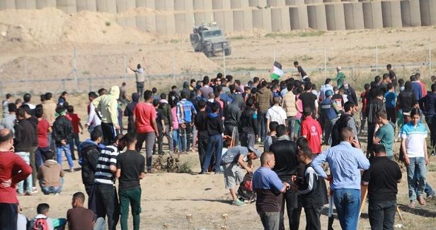 Israeli forces kill Palestinian, injure 30 in Gaza protests