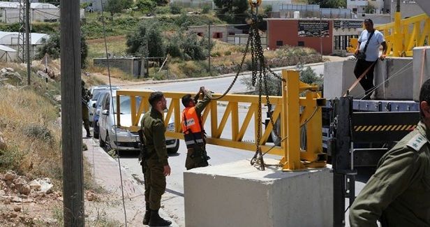 Israeli army sets up another gate at main etrance to Kharsa village