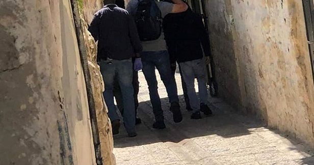 Israeli police assault and kidnap several Palestinians in J�lem