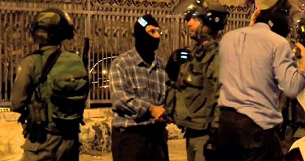 Palestinian injured, another arrested by soldiers in Ramallah