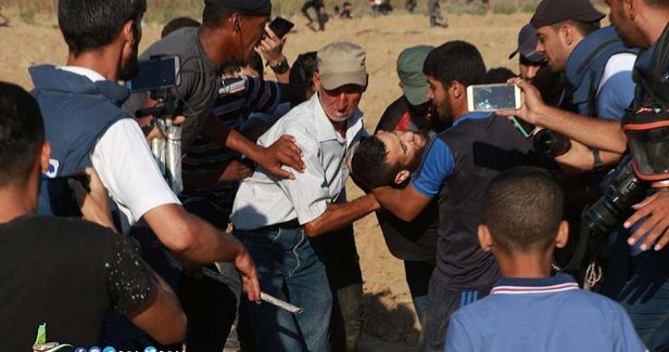 IOF kills Palestinian, injures 54 in Gaza border march