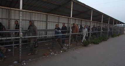 IOF restricts movement of workmen, teargases them in al-Khalil