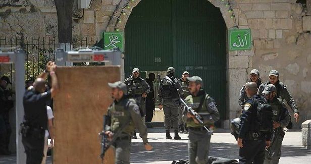Israeli police ban Aqsa guards from entering the Mosque